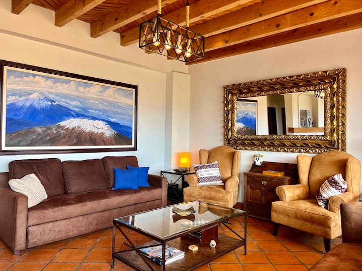 - Salón, comedor y cocina de concepto abierto.
- Completamente equipada cocina.
- Salón y comedor con chimenea de gas
- Terraza con muebles de exterior, barbacoa y una hermosa vista a "El Atascadero".