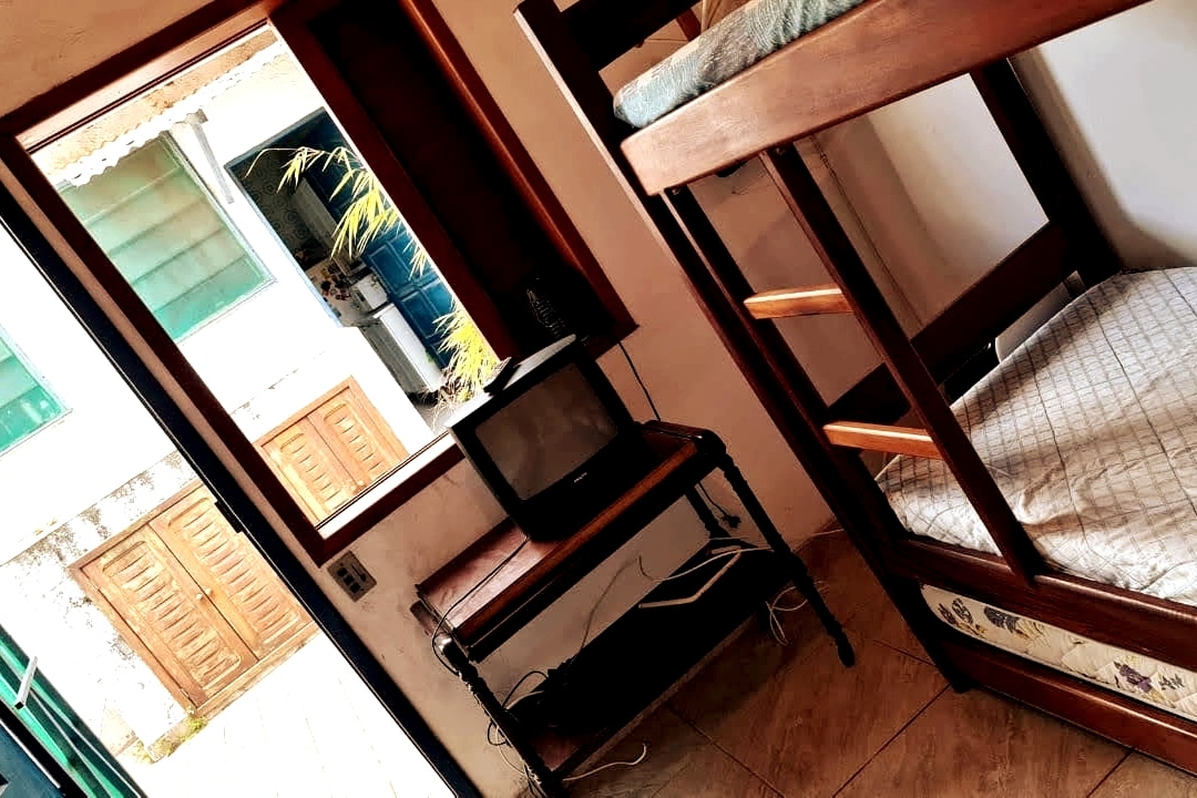 Segunda habitación trasera. Una cama individual y un triliche. Aire acondicionado eléctrico móvil. Ventilador de techo. Puerta con pantalla externa.