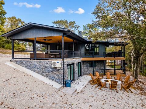Luxurious Lakefront Octagon House on Table Rock!!