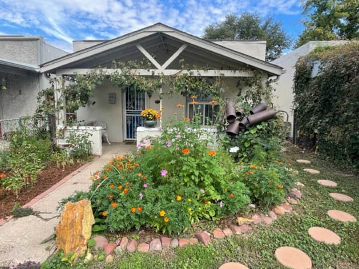 Single Story Artist's Home in a Central Location Houses for Rent in