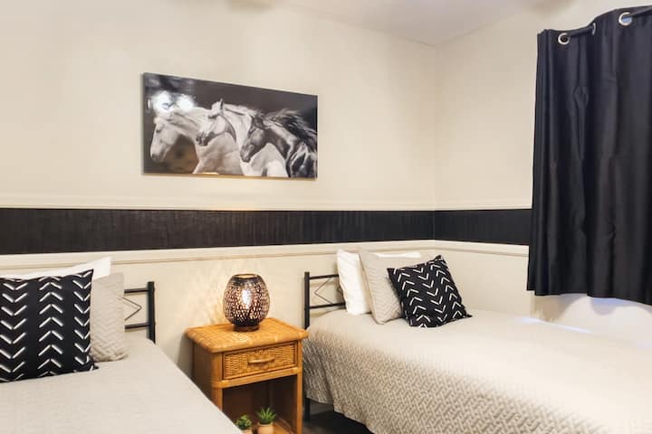 Две единични легла в първата стая за гости. 