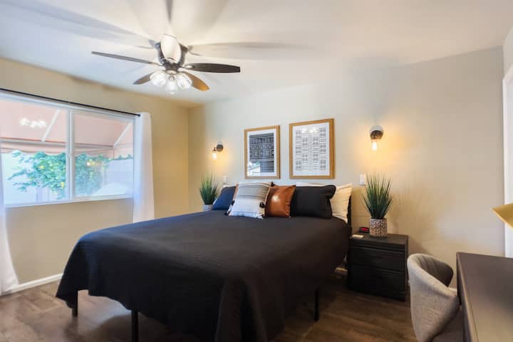 Основната спалня има двойно легло Dream Cloud California и актуализирана самостоятелна баня. 