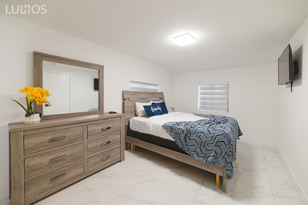 Соба 3 Спијте како кралски семејства во овој модерен рај, каде што креветот е во центарот на дизајнерското совршенство. 