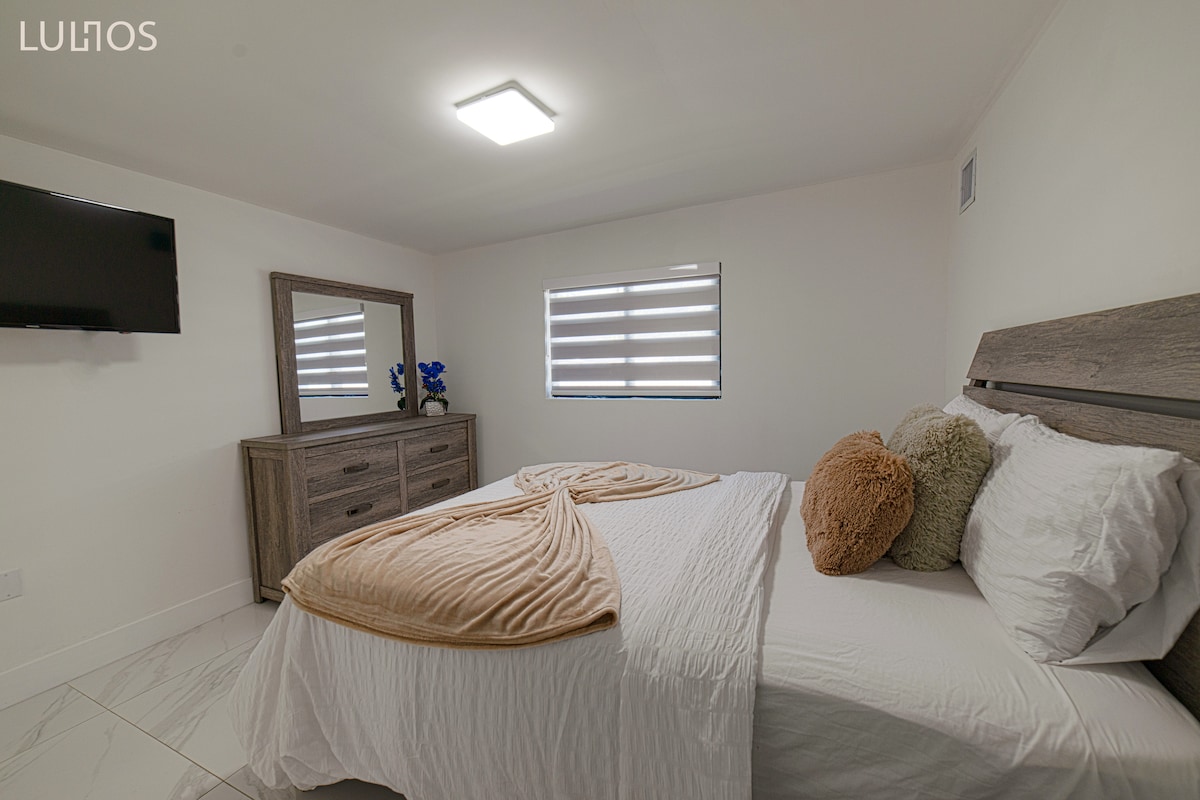 Соба 5 Разбудете се за иднината на дизајнот на спалната соба во овој популарен и ултра удобен рај. 