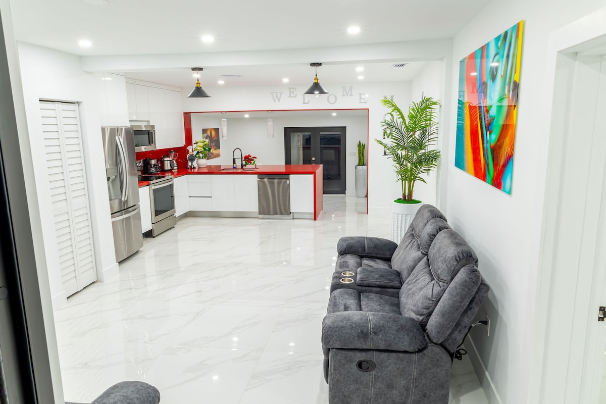 Поглед на дневната соба и кујната