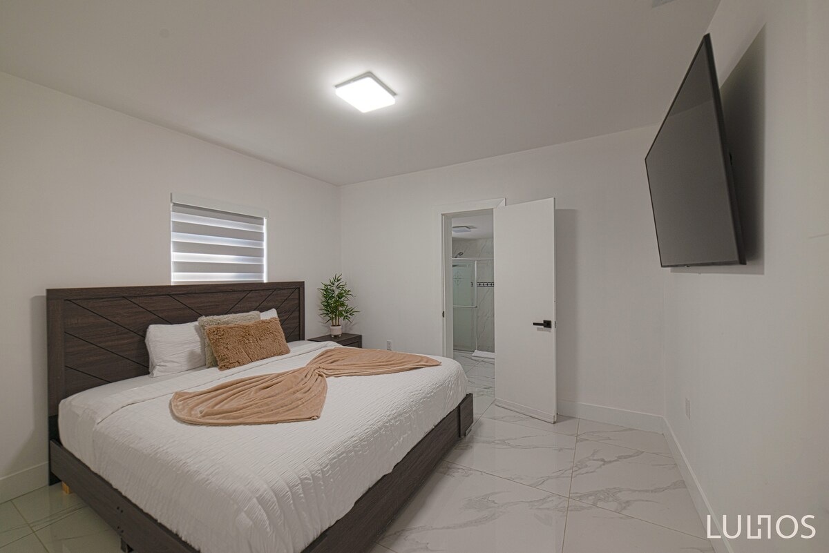 Соба 1 Доживејте го врвот на дизајнот на спалната соба во оваа популарна оаза на удобност и стил.