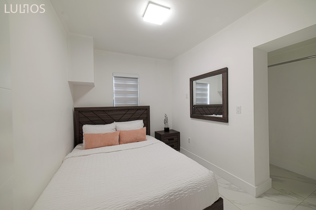 Соба 4 Оваа спална соба ја редефинира уметноста на спиењето со својот исклучителен дизајн и популарна естетика