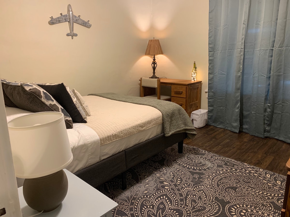 Ორადგილიანი საწოლი ახალი თეთრეულით, სამუშაო მაგიდა და სკამი, კომოდი, კარადა. Ჭერის ვენტილატორი, ცენტრალური ჰაერი. 