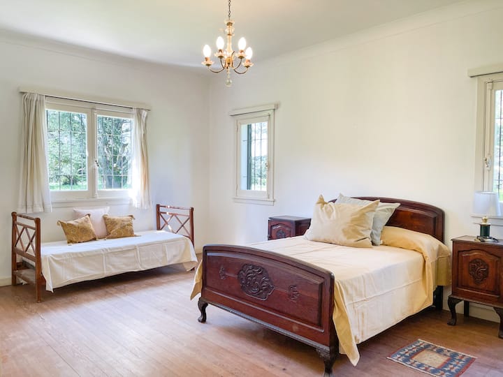 Pangunahing kuwartong may double bed + isang single bed. Tinatanaw ng malaki at maliwanag ang grill area at pool.