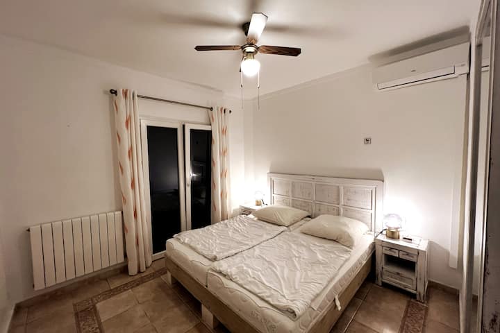 Tercer dormitorio doble en la planta baja.  Baño compartido 