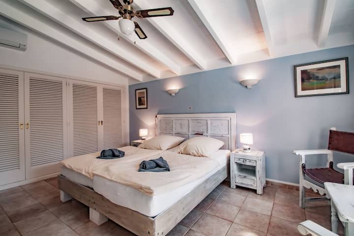 Dormitorio principal con baño privado. 