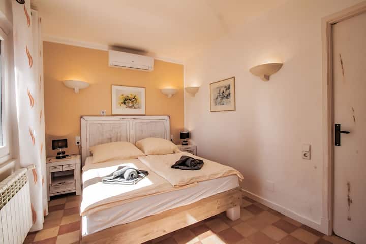 Cuarto dormitorio en el departamento de arriba.  Hay una nueva cama de 180 cm (ver la siguiente imagen) y la decoración se ha actualizado. Pronto se agregarán nuevas fotos. 