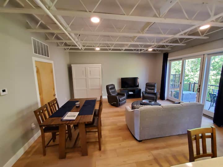 Clean & Spacious 2 Bdrm Condo In Wooded Setting - Traverse City, MI