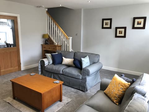 Successful Airbnb property: Homely three bedroom cottage with log burner. in Gateshead