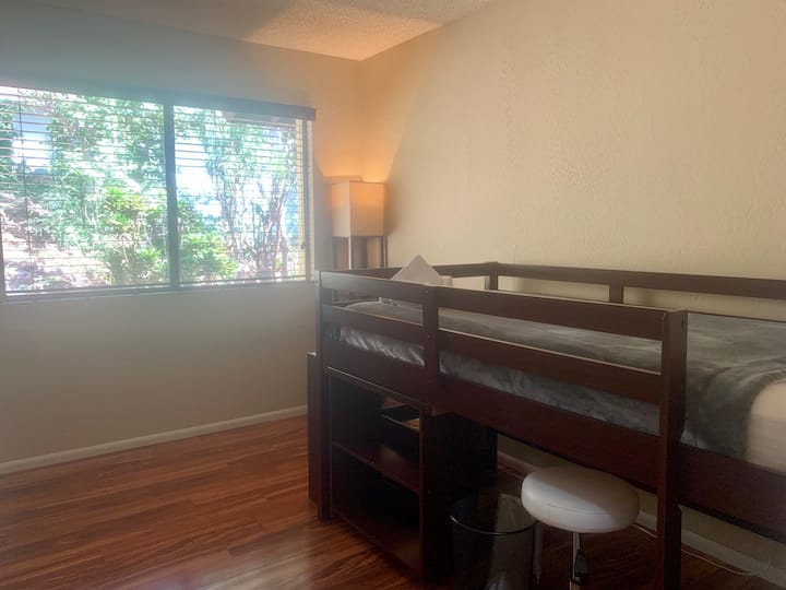 Dhoma e tretë e gjumit me krevat dopio
*Ki parasysh se shtrojat e krevatit të fotografuara mund të mos përputhen me shtrojat e krevatit pas regjistrimit*