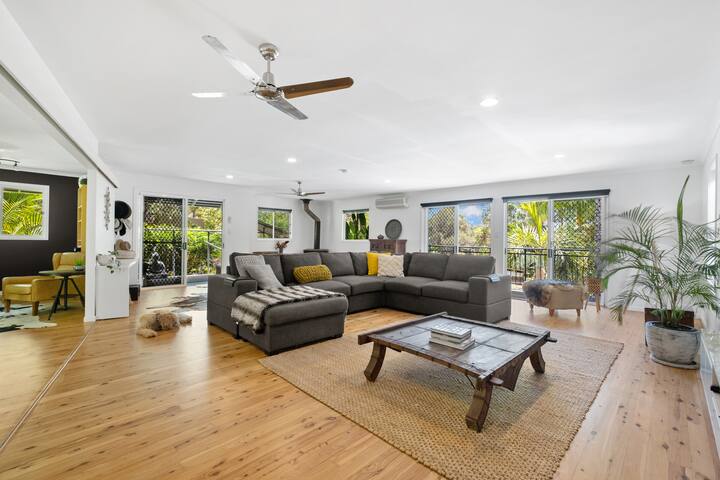 Coolum Tropical Acreage Retreat – Dogs welcome gallery image 4