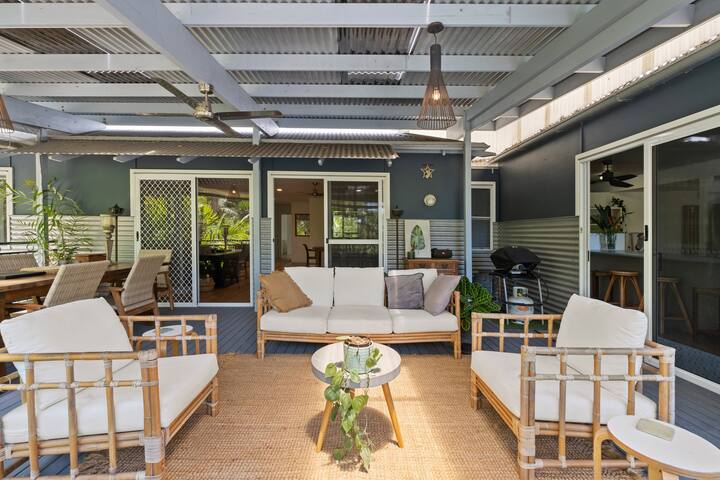Coolum Tropical Acreage Retreat – Dogs welcome gallery image 2
