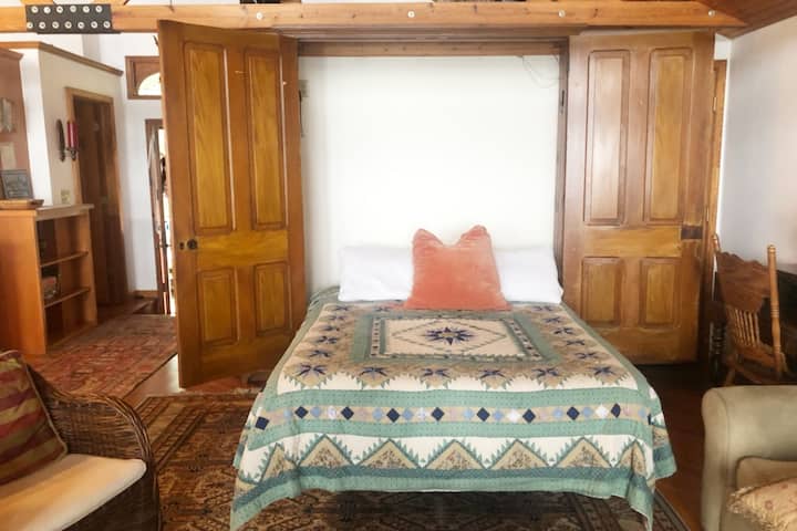 קל לפתוח את מיטת מרפי, ואל תדאגו איך אתם מסדרים את המיטה שלכם, פשוט ארון אותה בארון ואתם מוכנים לצאת לדרך!