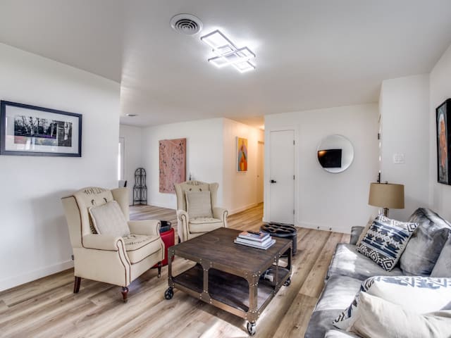 Preston Hollow Home + Garage Apt / Large Yard gallery image 5