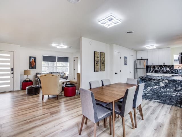 Preston Hollow Home + Garage Apt / Large Yard gallery image 4