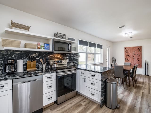 Preston Hollow Home + Garage Apt / Large Yard gallery image 2