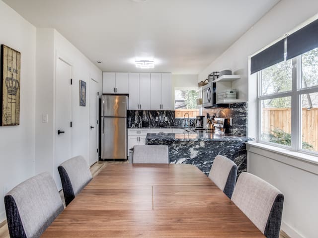 Preston Hollow Home + Garage Apt / Large Yard gallery image 3