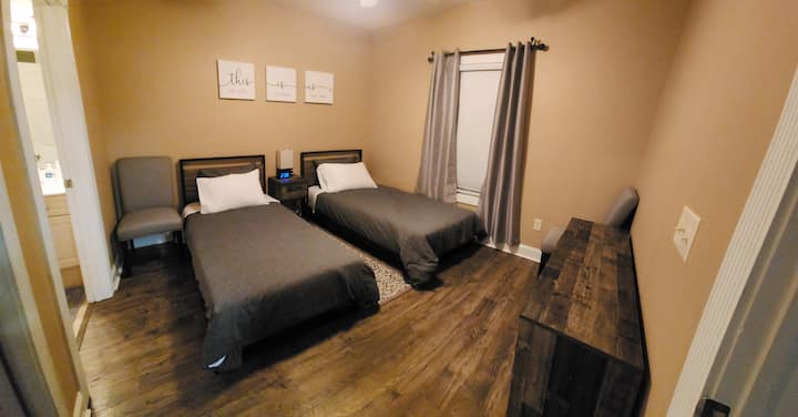 غرفة نوم ثانية بسريرين مفردين يمكن تجميعهما معًا كملك عند الطلب 