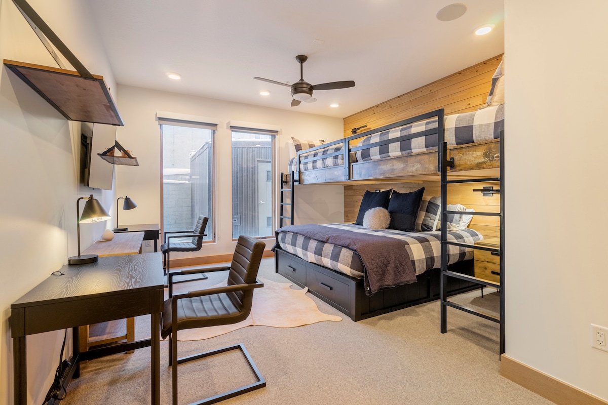 Druga spavaća soba sa spojenom kupaonicom i dvostrukim umivaonikom, tuš-kabinom u ravnini poda.