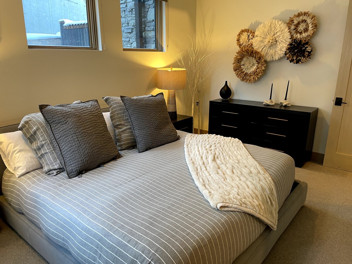 Treća spavaća soba sa spojenom kupaonicom i sklopivim radnim stolom.