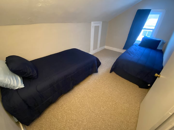 Upstairs bedroom with 2 twin beds