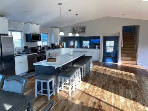 Remodeled 5 Bedroom, 3500sqft, 4.2 ac, 10+ parking