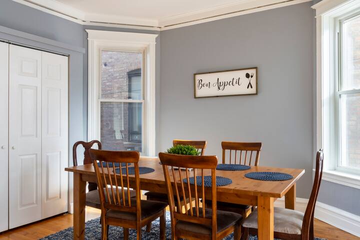 Spacious 3 bed/1 bath W/ Free Parking and Patio gallery image 3