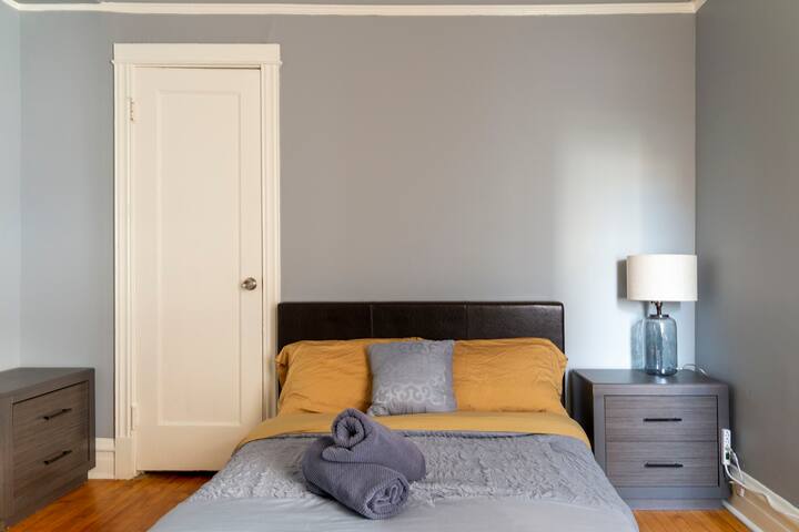 Spacious 3 bed/1 bath W/ Free Parking and Patio gallery image 4