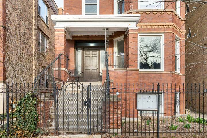 Spacious 3 bed/1 bath W/ Free Parking and Patio gallery image 5