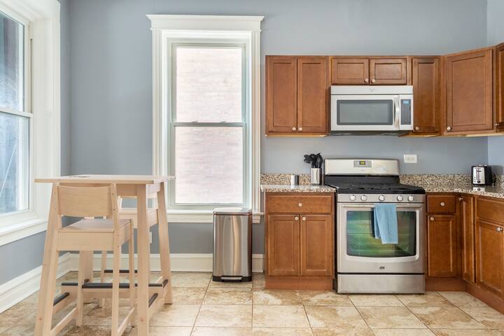 Spacious 3 bed/1 bath W/ Free Parking and Patio gallery image 2