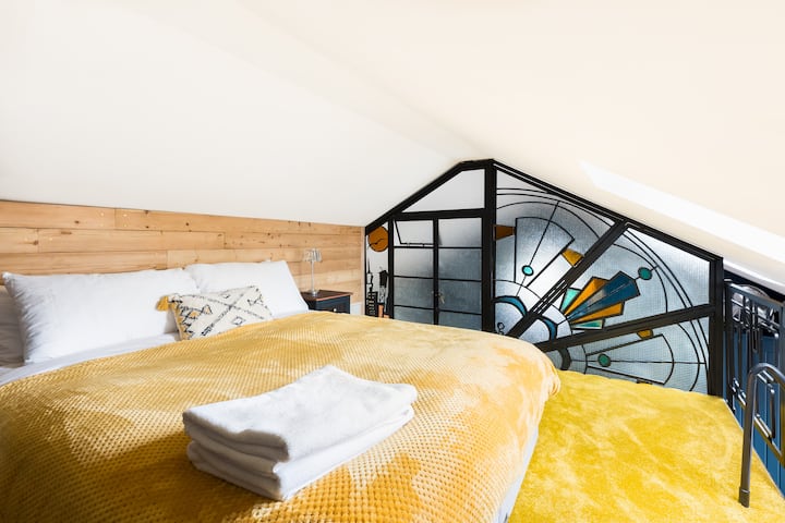 غرفة النوم العلوية الرئيسية - السرير 1 - مع جدار من الديكو الزجاجي الملون 