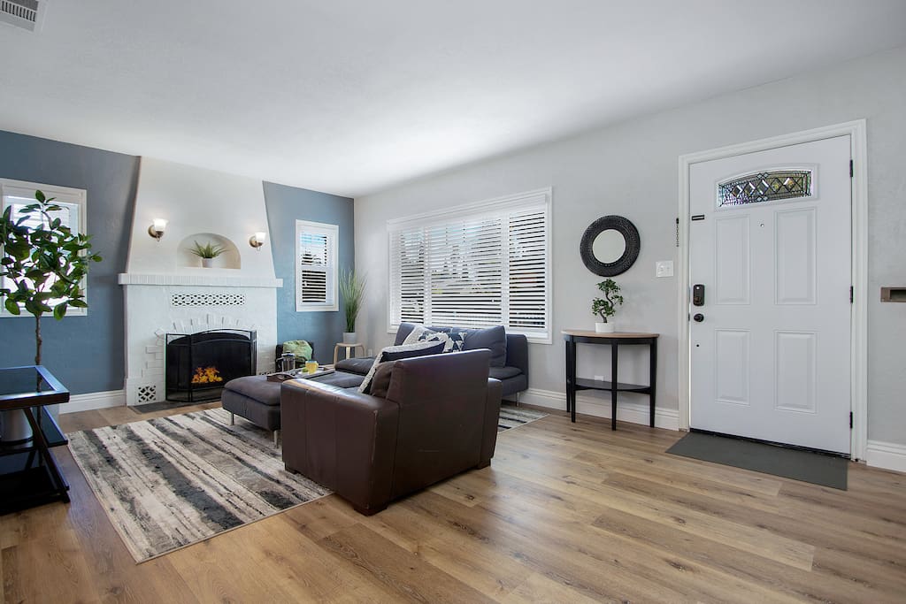 Airbnb 1923 Wood Street Retreat: Minutes to Downtown
