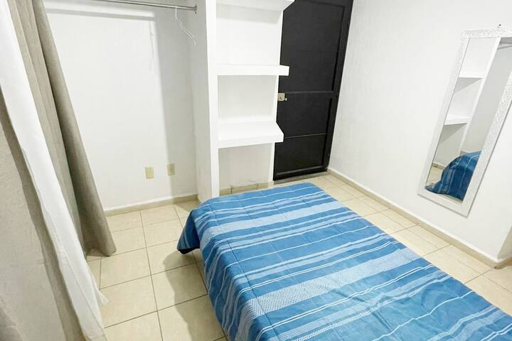Habitación planta baja, cama individual, baño completo parte superior, cobijas, sabanas, closet, toallas individuales, espejo de cuerpo completo.