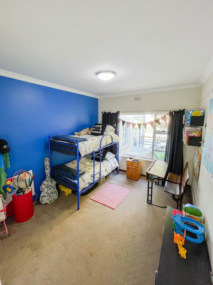 Chumba cha kulala cha tatu. Vitanda 3/4 viwili vinaweza kuwekwa kando.