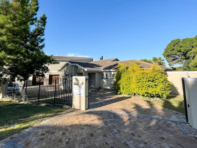 Very Spacious, Modern 3 Bedroom House in Eversdal gallery image 2