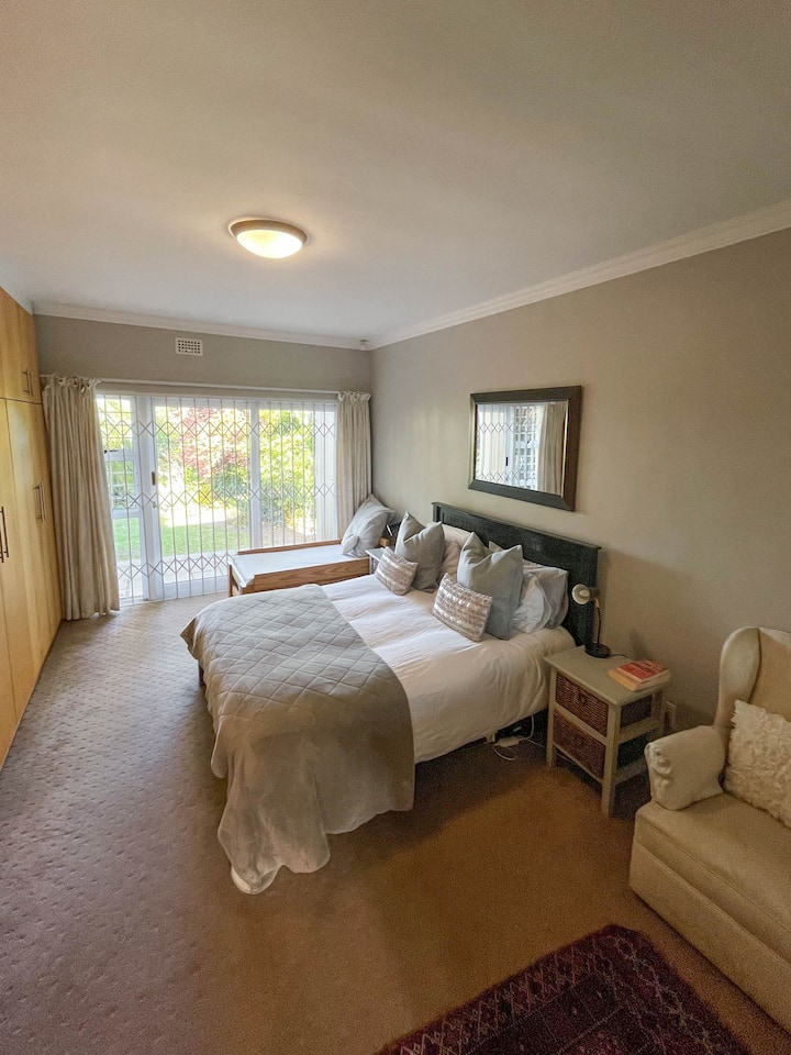 Chumba kikuu cha kulala chenye bafu la chumbani