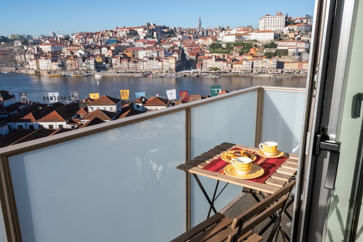 Magnificent River View – 3BR Porto Apartment