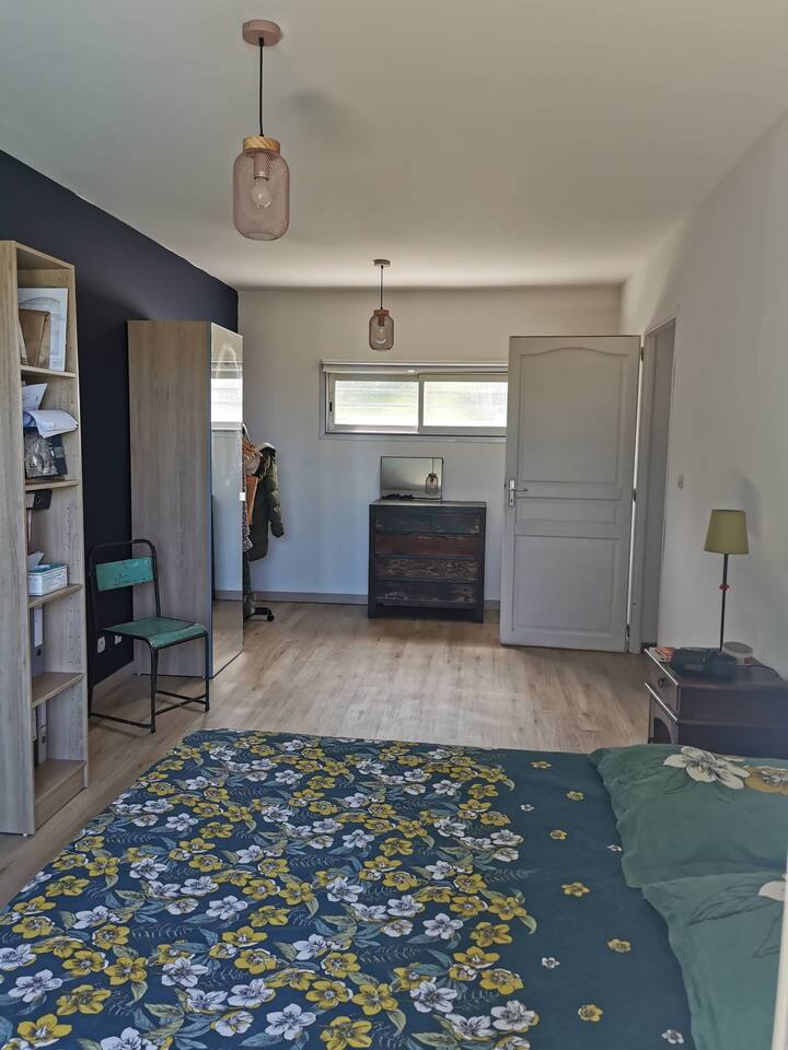 卧室面积为18平方米，配有一张140厘米的双人床。 可以添加单张床或婴儿床。