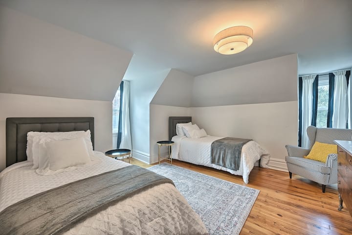 غرفة نوم في الطابق الثالث بسريرين توأمين