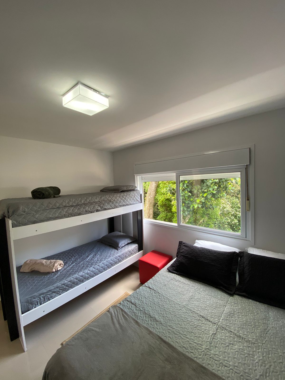 Აპარტამენტი 2:მომზადებულია 4 ადამიანისთვის და  შედგება ორადგილიანი საწოლისგან, ორსართულიანი საწოლისგან, კარადასა და კონდიციონერისგან. 
Ბალიშები ხელმისაწვდომია უფასოდ. 
Ილჰაბელას შტატის პარკის ხედი. 