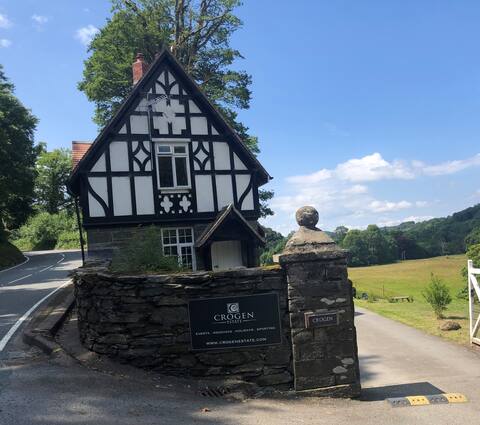 Crogen Lodge newly renovated elegant & spacious.