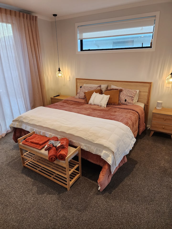 超级加大双人床，带套房/电视
主
卧1