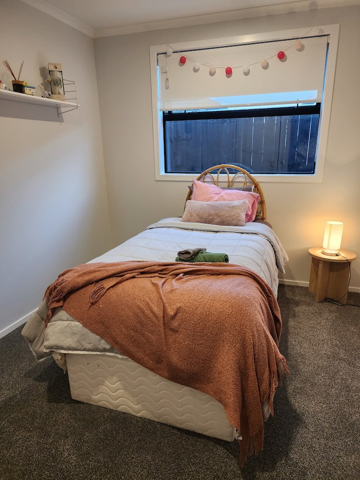 房间2
加大双人床单人床和单人拖车