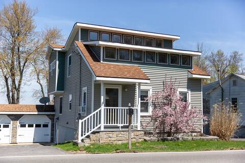 Cheerful Oneida Lake House