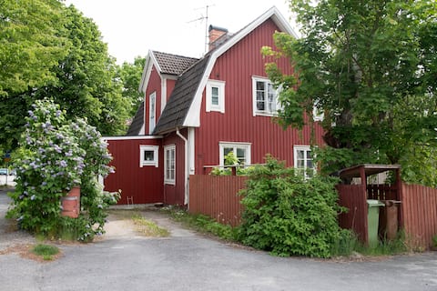 Võluv punane maja valgete kuklitega Gamla Bålstas